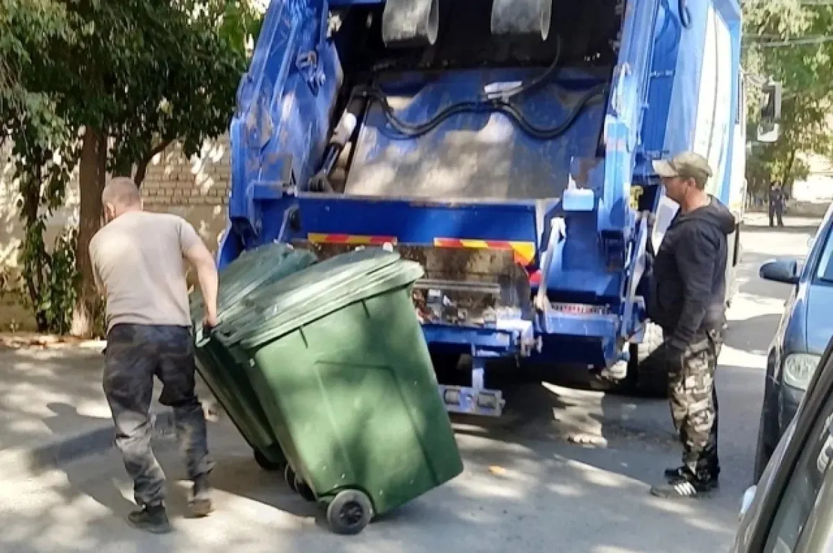 За год количество жалоб на вывоз ТКО почти вдвое сократилось. Регоператор ввёл 35 новых машин, но задолженность жителей и предприятий составляет около 1,2 млрд рублей.