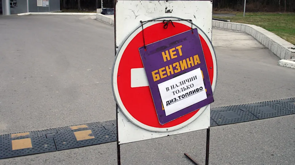 С вечера 3 июня топливо отпускают только оперативным службам до первой половины дня — продажи могут возобновиться около 14:00. Дефицит вызван ударами по НПЗ и логистике, что привело к сокращению переработки и росту цен.