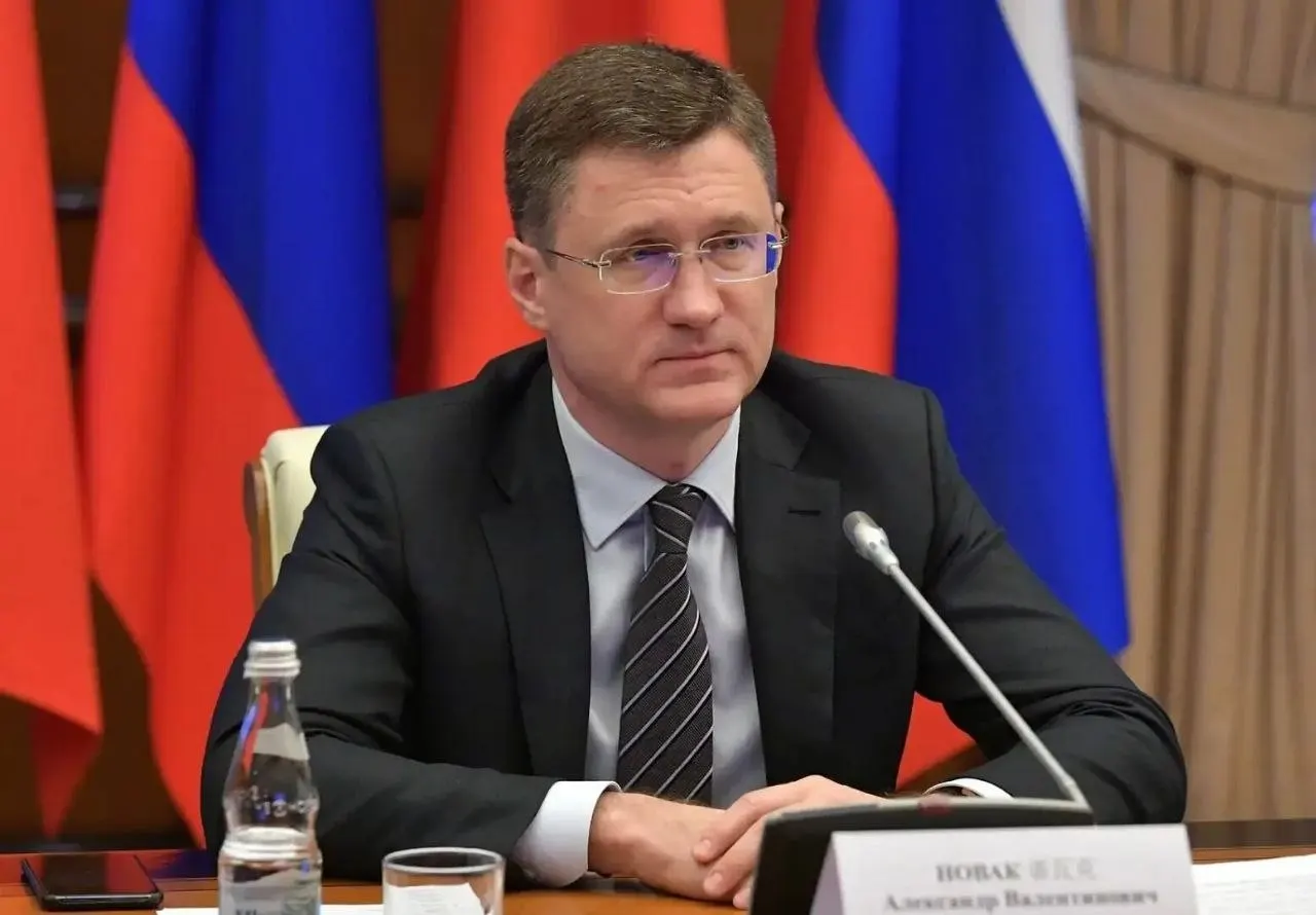 Вице‑премьер заявил о достаточных объёмах топлива и о перестройке логистики с учётом потребностей регионов. По его словам, ажиотаж на рынке искусственно увеличил спрос на 20–30%.