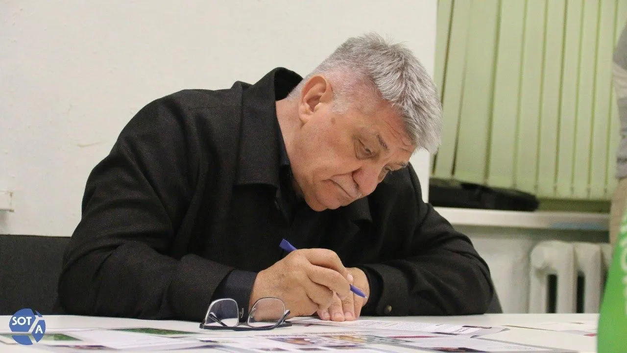 Пресс‑служба Кремля сообщила о поздравлении президента в адрес режиссёра; при этом в последние годы Сокуров фактически находится под запретом в России, а в январе 2026 года его исключили из Совета по развитию кинематографии.