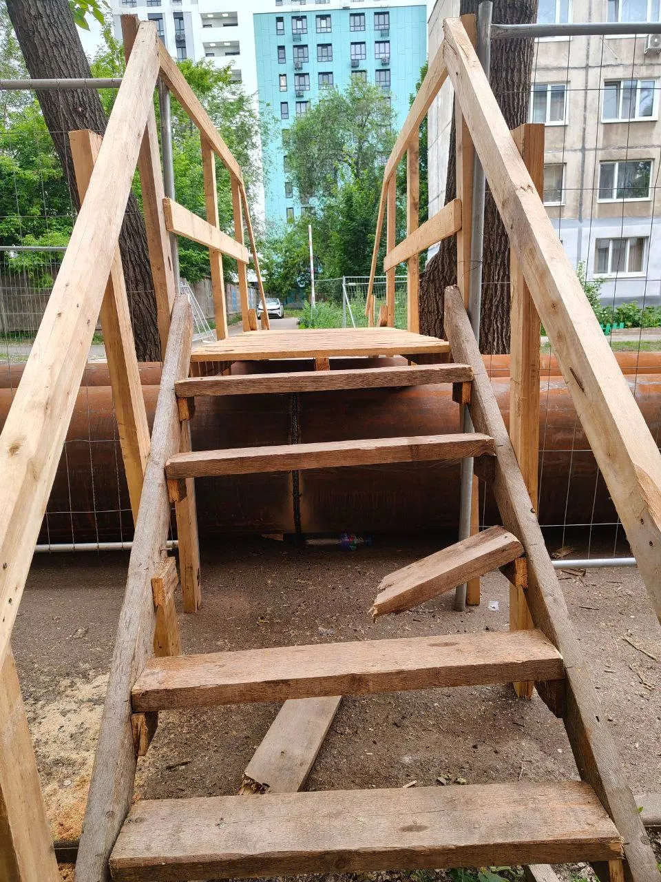 Между домами 25 и 40 на улице Н. Панова уложили деревянный настил с повреждённой ступенькой. Жители опасаются за безопасность пожилых людей и семей с детьми.