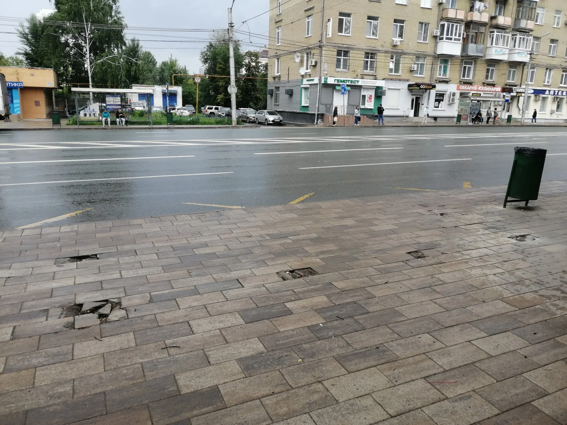 Жители заметили, что на остановке у Городской больницы №4 остались лишь следы от павильона. В департаменте городского хозяйства и экологии Самары сообщили, что его демонтировали на ремонт и установят обратно до 15 июля.