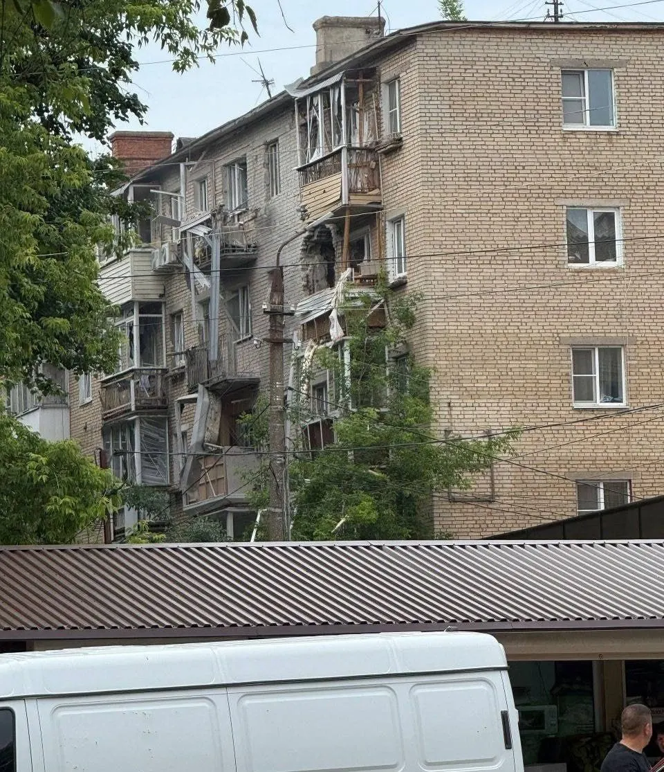 В Щёкино (Тульская область) беспилотник попал в жилой дом — по предварительным данным, пострадавших нет, жители эвакуированы. Минобороны сообщает о перехвате 301 украинского БПЛА за ночь; в районе Москвы также фиксируют массовые падения обломков и ограничения в аэропортах.