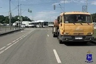 Утром 19 июня в Кировском районе Самары 23‑летний мужчина на электросамокате пересекал нерегулируемый пешеходный переход и был сбит грузовиком. Пострадавшего доставили в больницу.