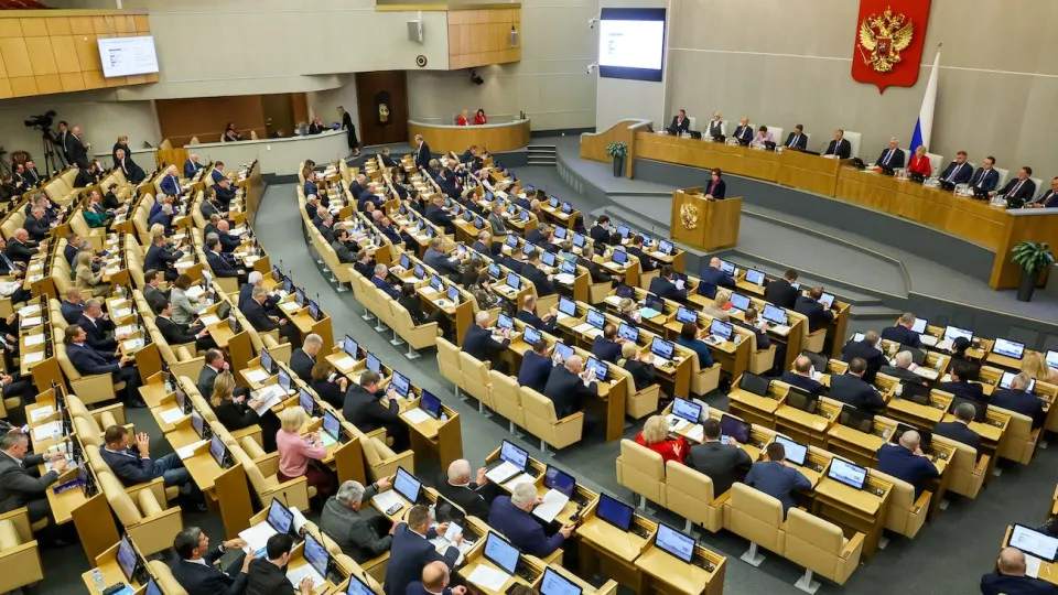 Депутаты в экстренном порядке приняли поправки в бюджетный кодекс, дающие кабинету министров возможность наращивать траты и внутренние заимствования сверх установленных законом лимитов на фоне роста дефицита и удорожания обслуживания долга.