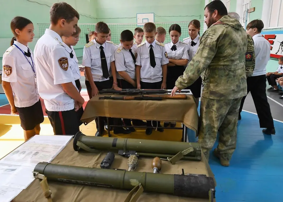 Российское военно-историческое общество инициировало привлечение учащихся к записи рассказов участников специальной военной операции и волонтёров: материалы планируют хранить в школьных музеях и цифровом архиве.