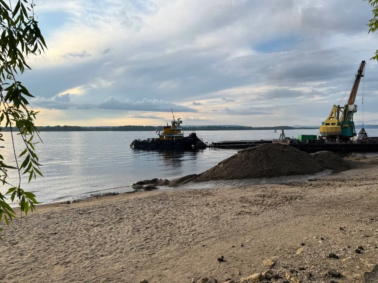 Песок разровняли на нескольких участках городской набережной и популярных зонах отдыха; техника продолжает работу на следующей очереди.