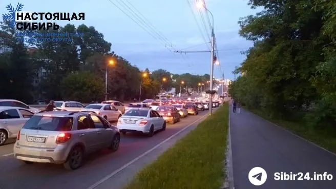 В ряде сибирских регионов ввели жёсткие лимиты на бензин. В Иркутске розничные сети частично приостановили продажу, очереди на заправках достигают нескольких километров, водители ждут по 8–9 часов, автобусы рискуют остаться без топлива.