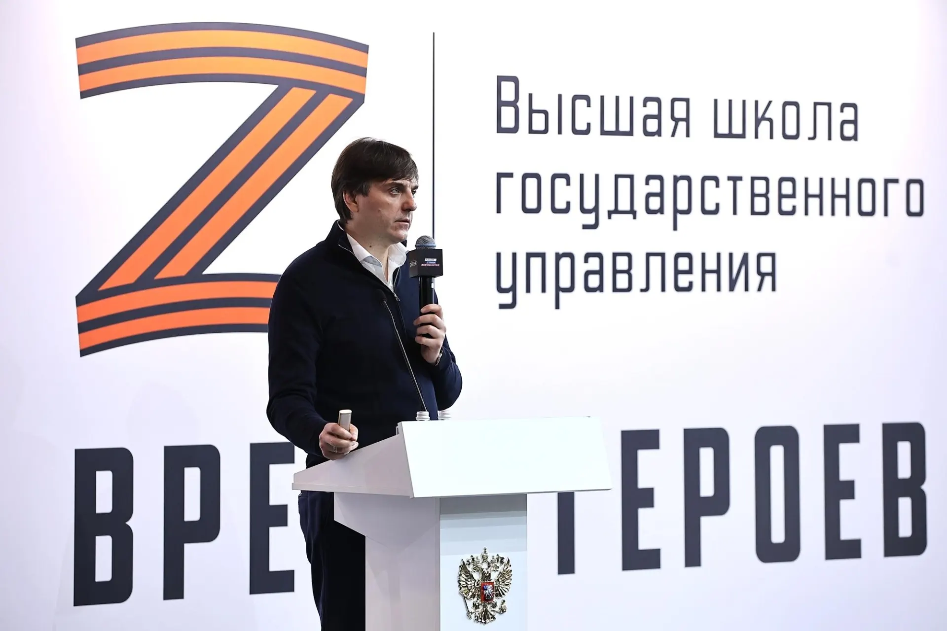 Минпросвещения с 1 сентября 2026 года увеличит долю начальной военной подготовки в предмете «Основы безопасности и защиты Родины» (ранее — ОБЖ) с 20% до 50% учебного времени, заявили на встрече с участниками и ветеранами программы «Время героев».