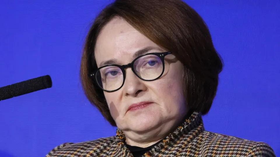 Резкий рост цен на бензин и резкое сокращение выпуска нефтепродуктов усиливают инфляционное давление и делают менее вероятным ожидаемое снижение ключевой ставки Центробанка в этом году.