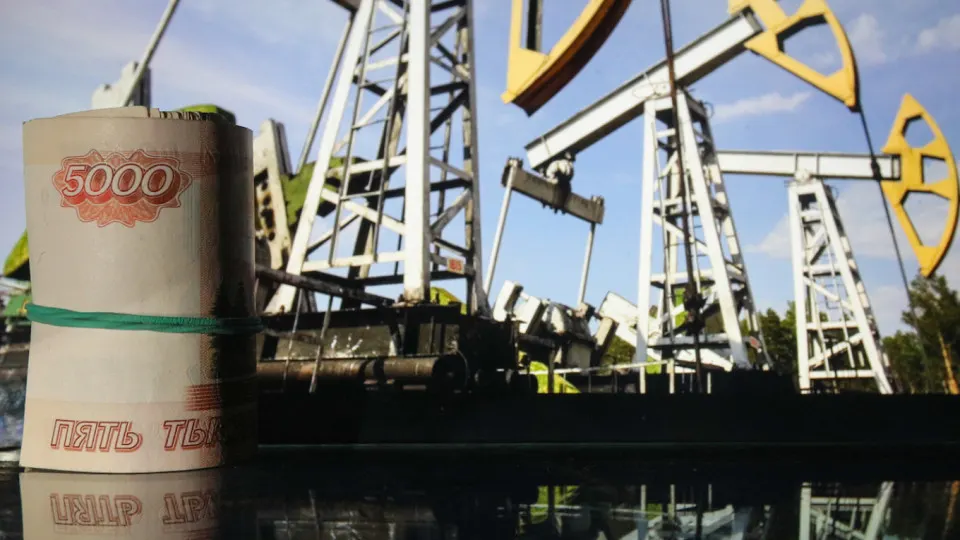Рост цен на нефть привёл к заметному увеличению нефтегазовых поступлений в мае, но поступления оказались ниже ожиданий, а расходы на безопасность и субсидии нефтекомпаниям сохраняют рекордный дефицит. Минфин предлагает заморозить часть расходов на несколько лет.