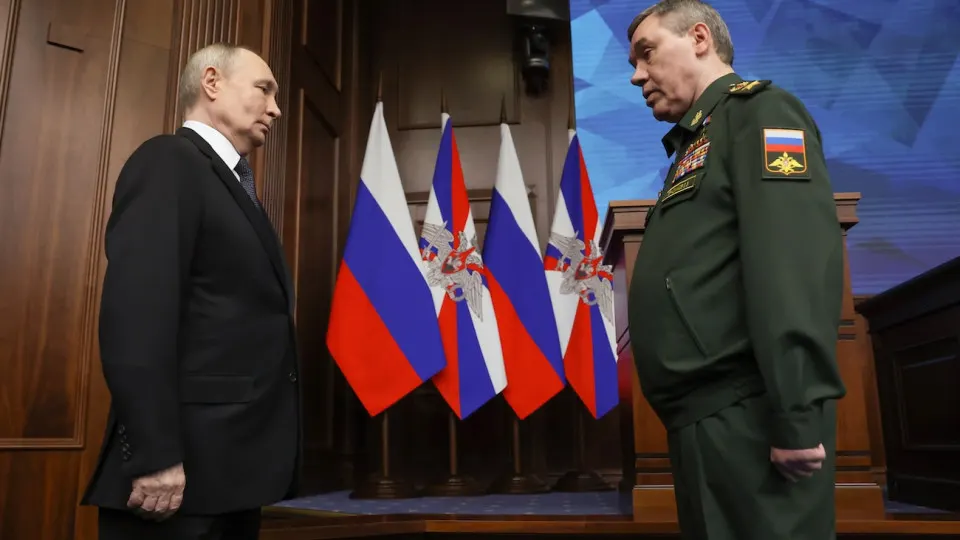 Российское военное руководство усилило штурмы на украинские позиции с целью полного контроля над Донбассом. При этом аналитики фиксируют территориальные потери и замедление наступления.