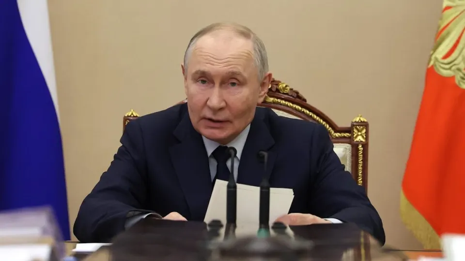 Президент заявил, что ситуация с инвестициями находится под контролем, хотя по итогам первого квартала вложения сократились рекордно с 2009 года. Правительство указывает на внешние ограничения, высокие ставки и бюджетные ограничения как на ключевые причины спада.