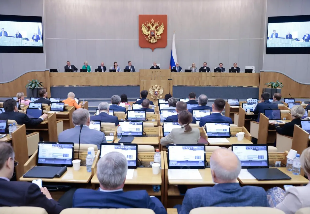 Анализ показывает: правительственные инициативы проходят в Госдуме значительно чаще депутатских — 84% против примерно 25%. Почти все президентские проекты согласованы, около 21,5% инициатив остаются незавершёнными.