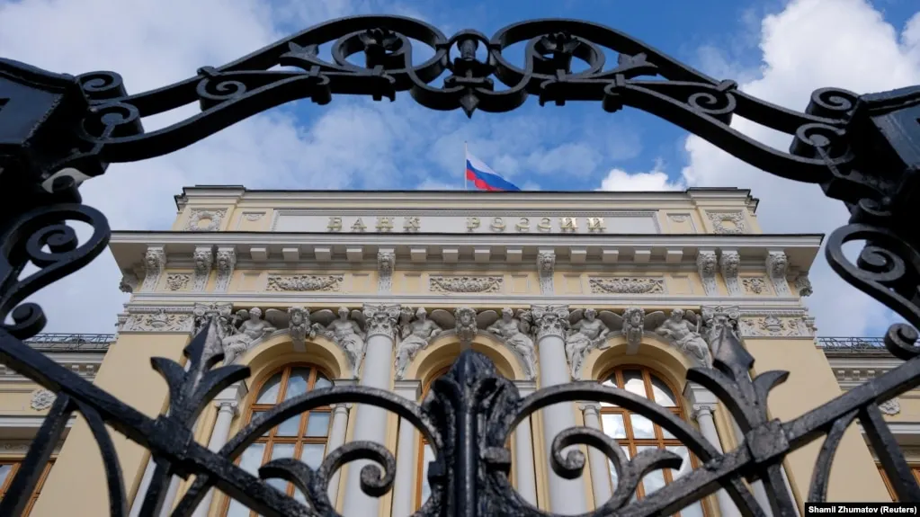 Центробанк сократил прогноз роста экономики в 2026 году до 0–1% и повысил ожидания по инфляции до 6–7%. Пересмотрены также оценки бюджетного дефицита, нефтецен и внешнеторговых показателей.