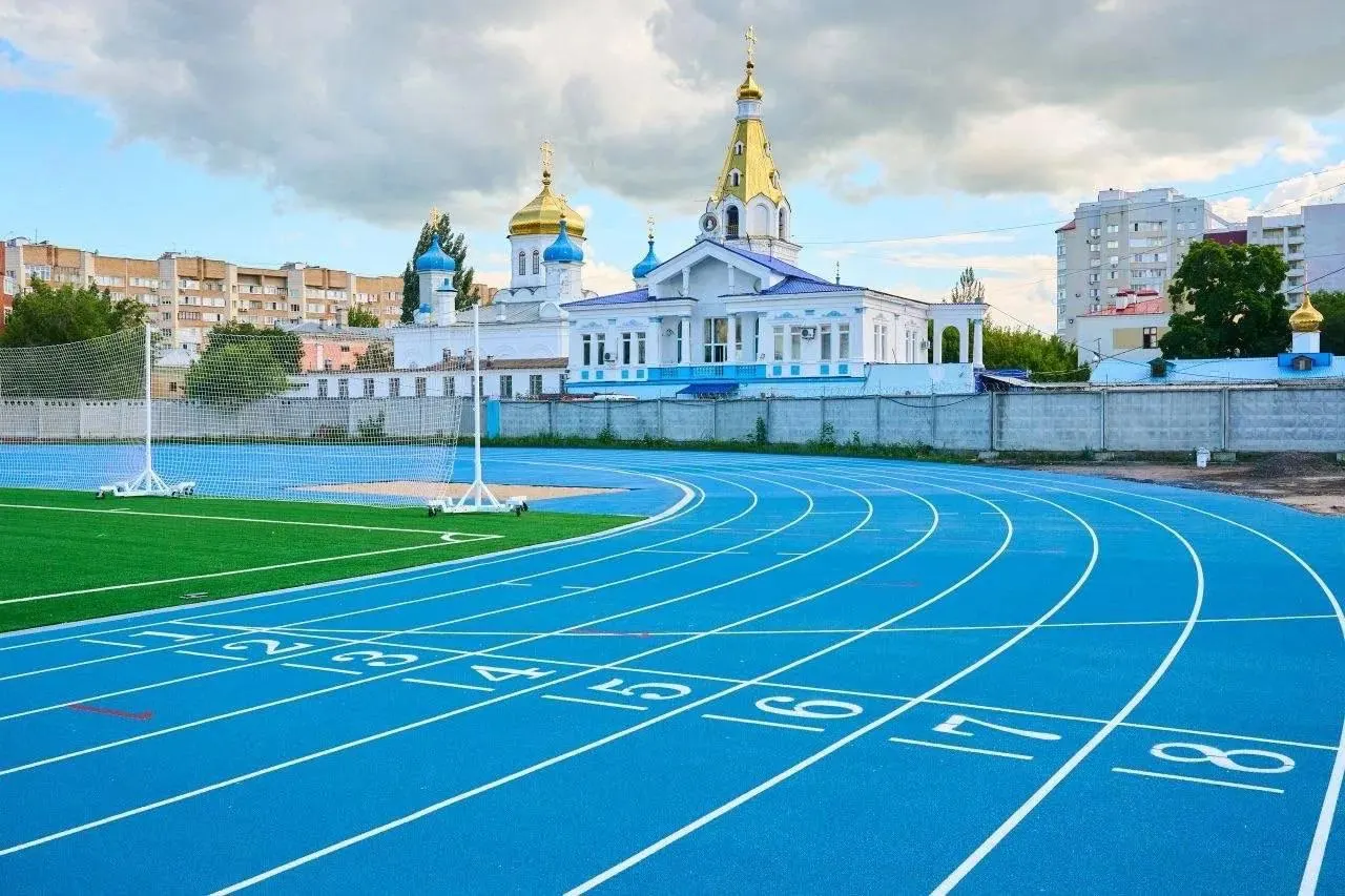 На стадионе в Самаре уложили новое футбольное покрытие, проложили беговые дорожки и обустроили сектора для прыжков в длину — работы проведены для улучшения условий тренировок и соревнований.