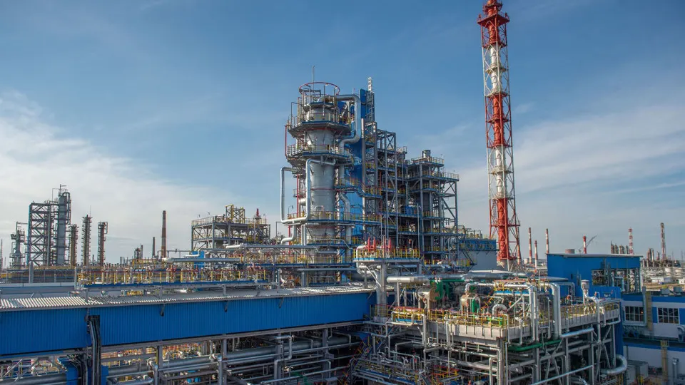 Нефтепереработка на заводе в Салавате была прекращена с 14 июля после удара беспилотников. Повреждены обе установки первичной переработки; восстановление может занять от нескольких недель до нескольких месяцев. Это уже пятая крупная остановка НПЗ в июле на фоне сокращения переработки и дефицита топлив.