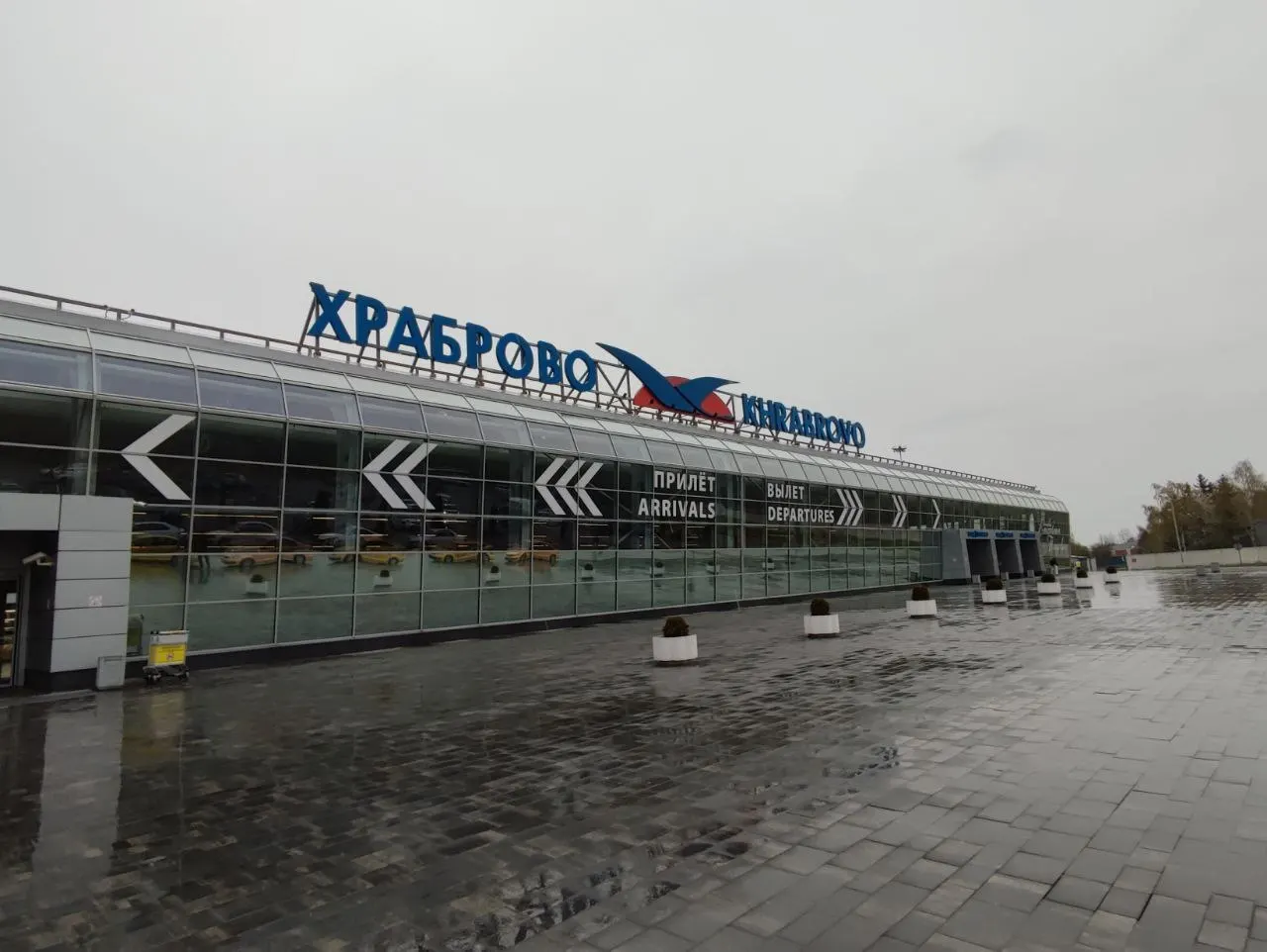 В калининградском аэропорту Храброво из‑за ограничений на полёты в Ленинградской области задержаны или отменены около 30 рейсов; время задержек — до двух часов.
