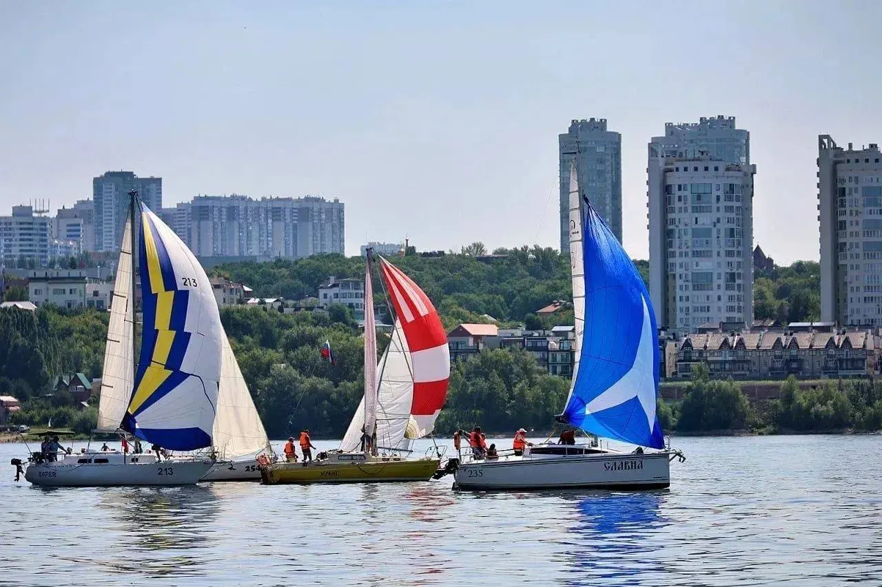 18–19 июля 2026 года в акватории Волги на острове Рождественский проходит регата с участием 50 спортсменов в классах крейсерских яхт и парусных судов от 6 метров.