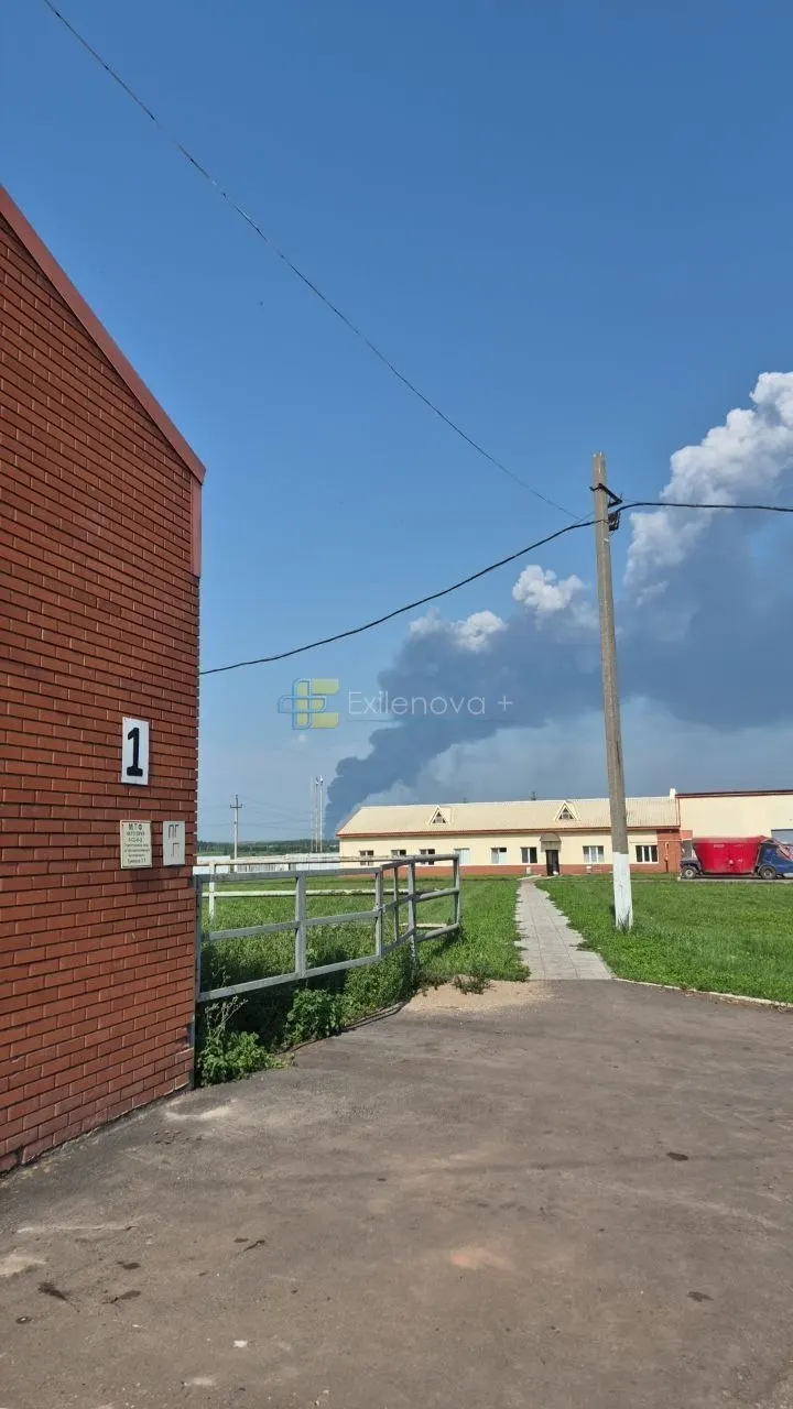 За ночь поступили сообщения о падениях БПЛА, пожарах и разрушениях в ряде регионов России: под Воронежем погиб трёхлетний ребёнок, пострадавшие — в Крыму и Белгородской области, повреждены промышленные и складские объекты.