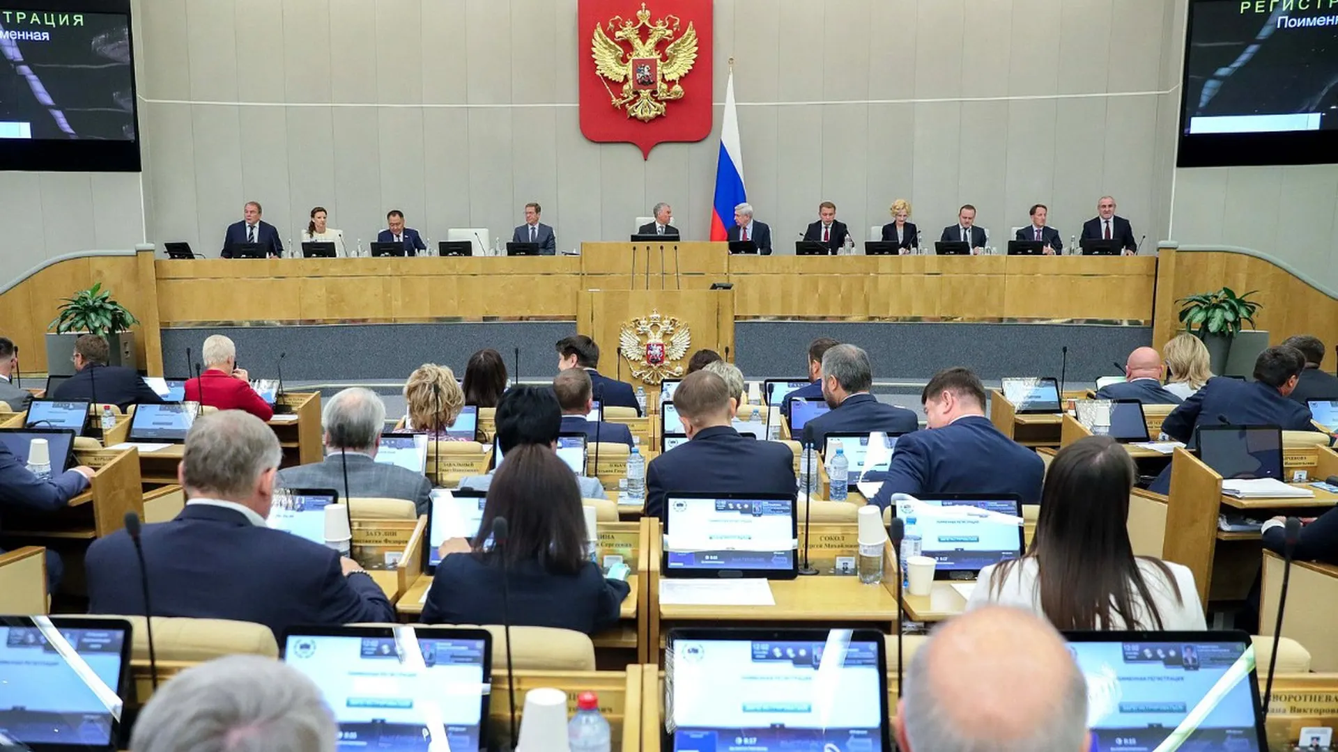 Совет Госдумы рекомендовал включить в повестку 22 июля рассмотрение во втором чтении законопроектов об ограничительных мерах в отношении лиц, находящихся за рубежом и уклоняющихся от исполнения наказания; в проекте — расширение запретов на банковские и консульские услуги, регистрацию недвижимости и другое.
