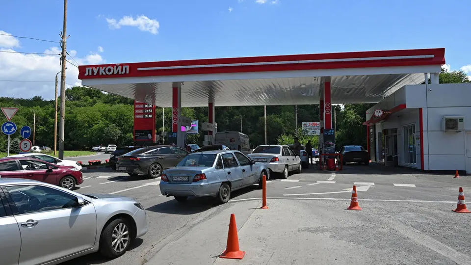 Цена белорусского АИ‑92 выросла до около 127 тыс. руб. за тонну (рост 6% за неделю, в 1,8 раза с начала мая). Сокращение производства в РФ и ограничения на отпуск топлива вынуждают власти наращивать импорт, но быстрые поставки затруднены.