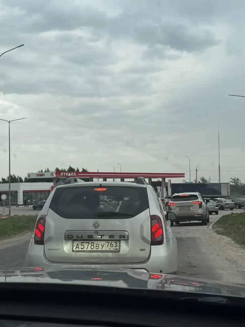 Путешественница рассказала, что на федеральных трассах появляются очереди на одних сетях АЗС, тогда как частные заправки продают бензин по 125 руб./л; после Саратова на М‑5 многие станции остаются без бензина.