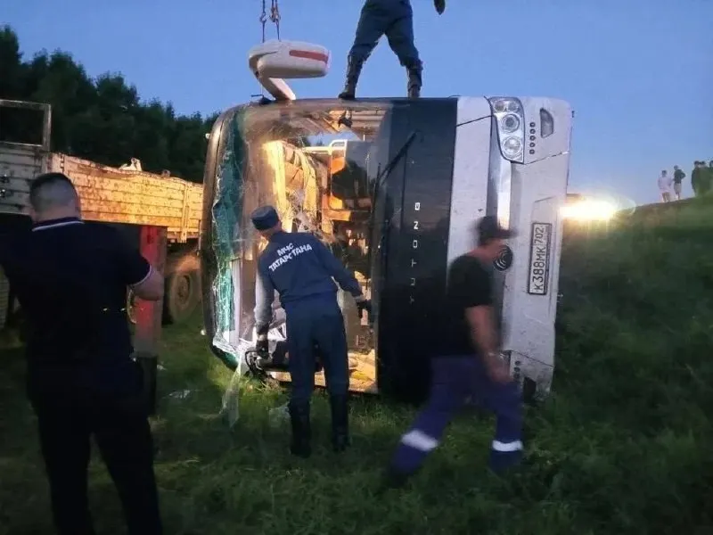 В Черемшанском районе водитель не справился с управлением: автобус на маршруте Самара — Набережные Челны вылетел в кювет и опрокинулся. Врачи приняли 15 человек, трое в тяжёлом состоянии.