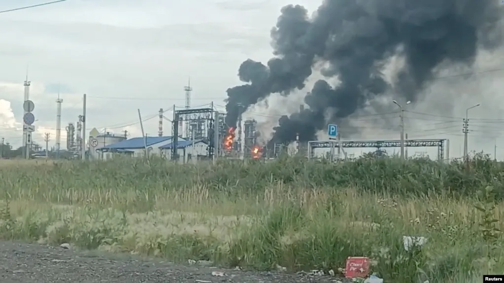 После удара беспилотников 6 июля Омский нефтеперерабатывающий завод приостановил работу: повреждены ключевые установки, приостановлены продажи топлива на бирже. Власти сообщают об отсутствии пострадавших.