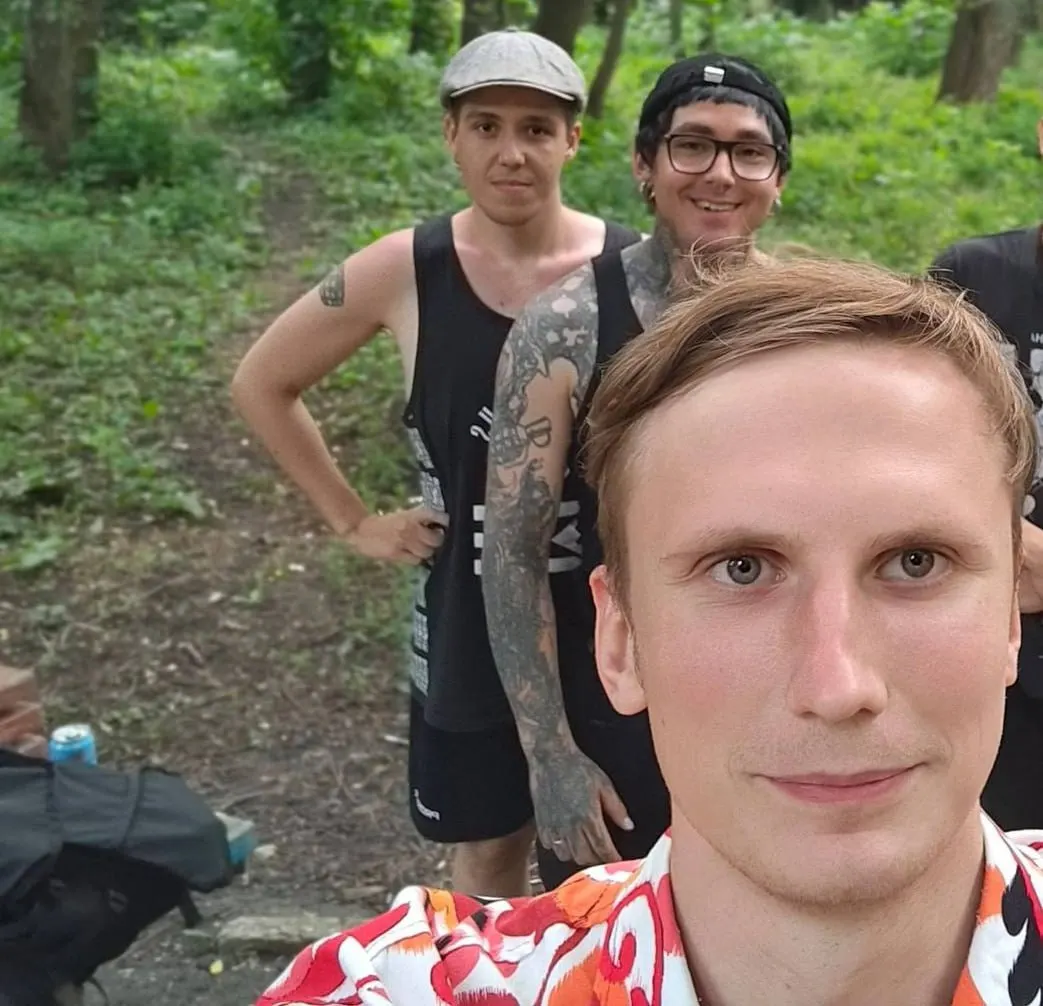 Полиция направила в суд протоколы по ст. 20.3 КоАП на троих участников собрания «Другой России» — им вменяют демонстрацию символики, которую силовики считают связанной с национал‑большевиками.