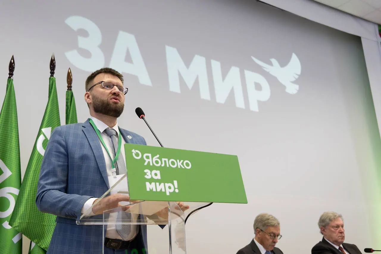 Ведомство сослалось на «факты ведения политической деятельности»: поздравление от председателя партии, поездки в суд, возложение цветов и участие в видеоролике с бумажными самолётиками. Дорохов назвал решение «кафкианским абсурдом».