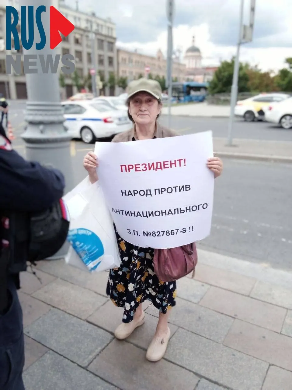 На Старой площади в Москве задержали градозащитницу, вышедшую в одиночный пикет против законопроекта о передаче регионам права лишать памятники охранного статуса.