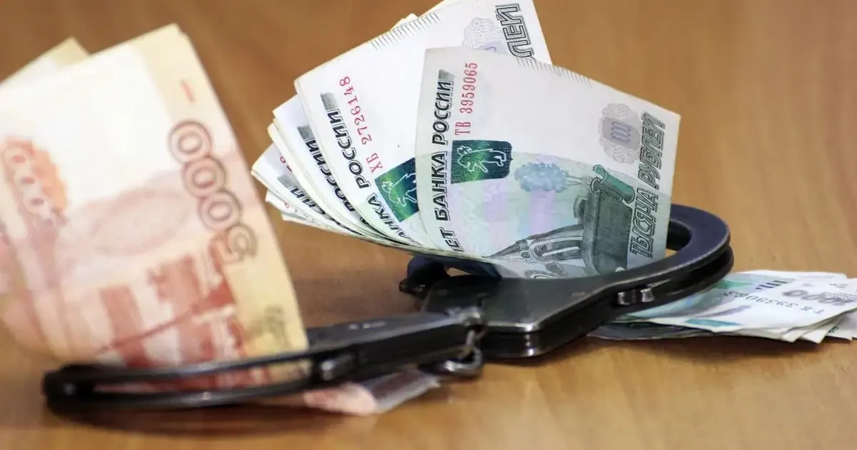 Следствие полагает, что руководитель научного проекта требовал от сотрудников возвращать часть зарплаты и присваивал эти средства.