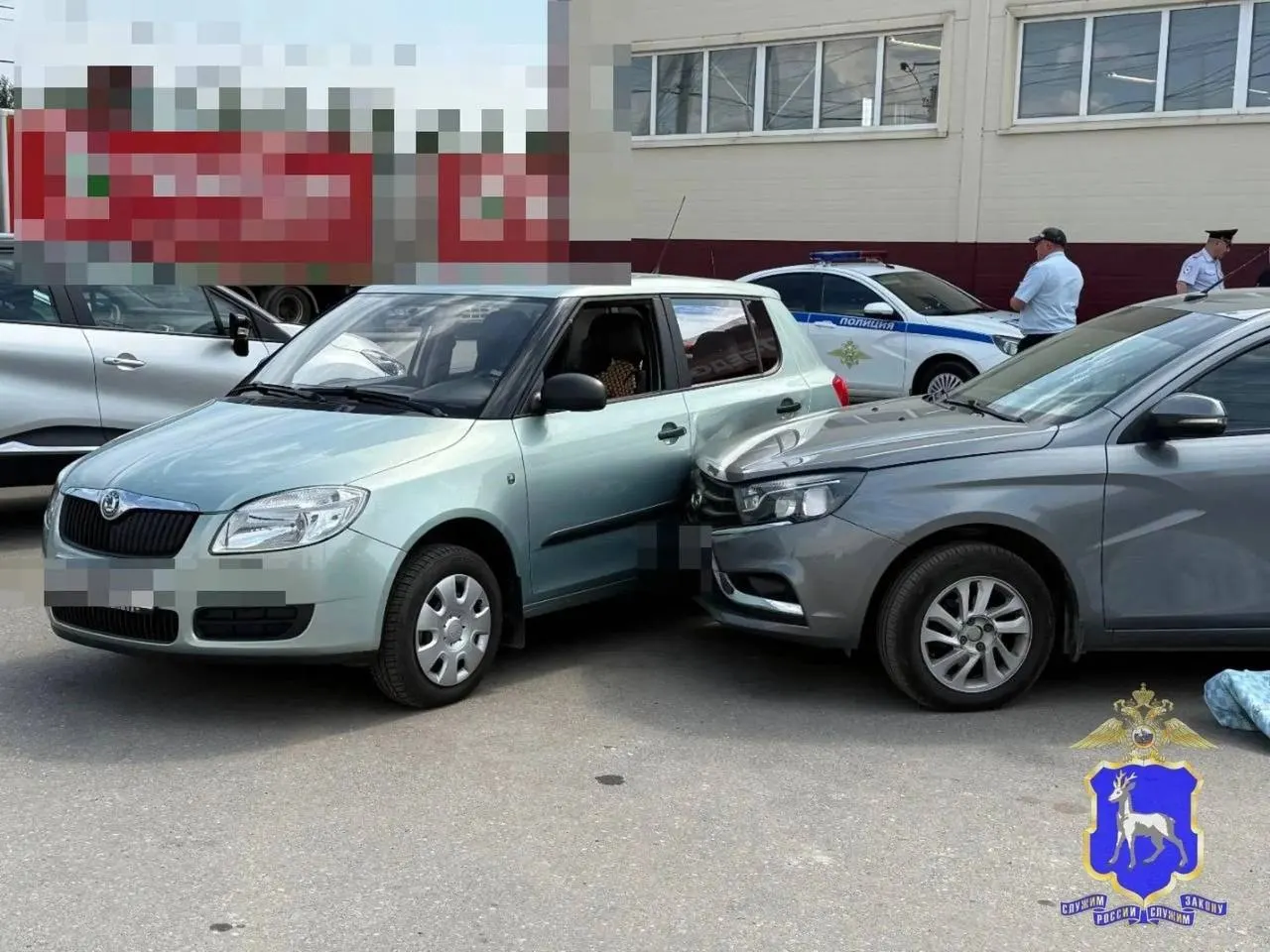71‑летний мужчина уснул за рулём Lada Vesta на парковке торгового центра в Приморском районе, врезался в припаркованную Skoda Fabia и умер до приезда скорой помощи.