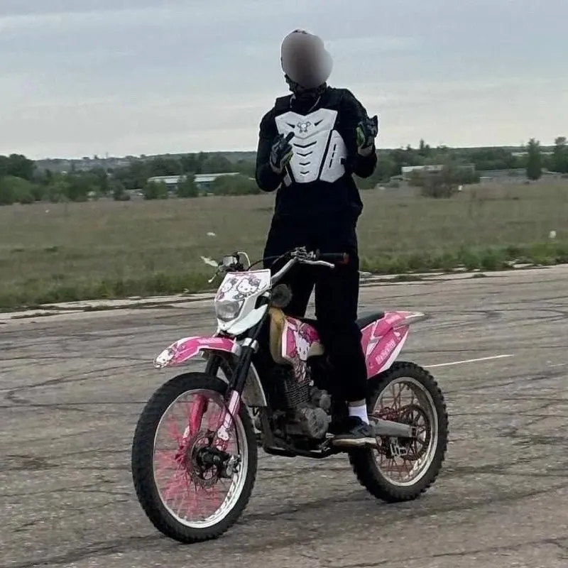 В районе Зубчаниновки 17‑летний юноша попал в больницу с тяжёлыми черепно‑мозговыми травмами после драки у ДК «Луч». Мать пострадавшего опасается вмешательства в следствие из‑за связей семьи нападавшего с бывшими сотрудниками полиции.