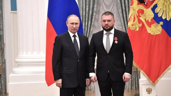 В декларации одного из ведущих кандидатов «ЕР» указаны доли в Apple, Intel и других зарубежных активах; в партии заявляют, что все иностранные активы были отчуждены до подачи документов.