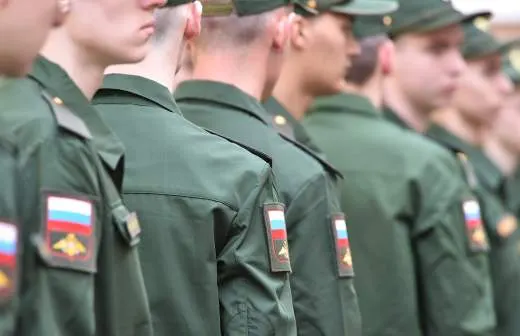 Правительство поддержало законопроект, позволяющий направлять солдат-срочников на службу в пожарные подразделения МЧС, чтобы восполнить нехватку персонала.