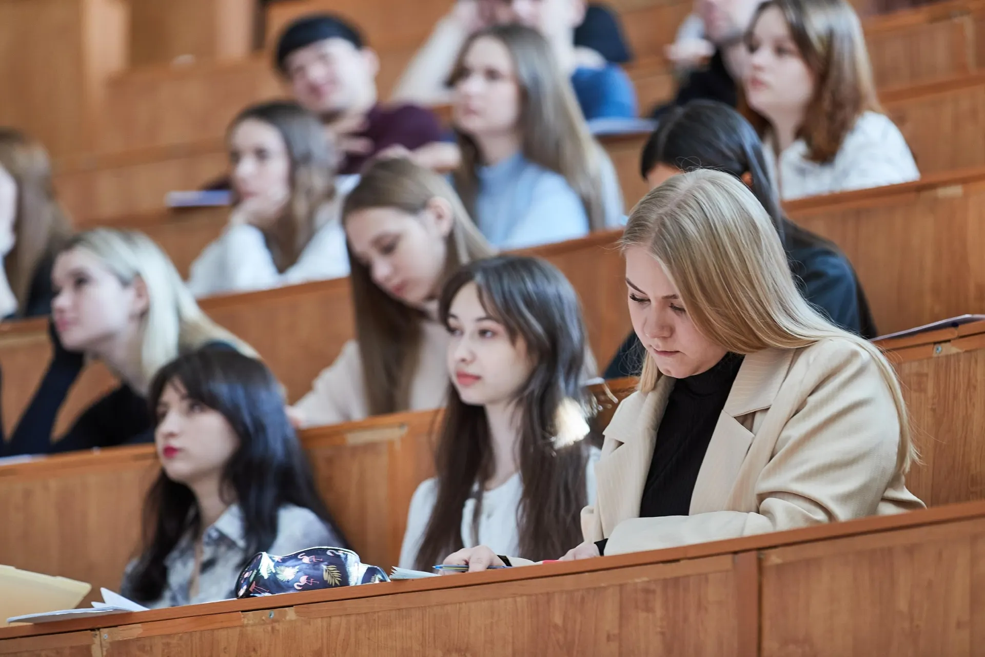 По новым правилам студентов могут отчислить в любой момент — штрафы формально заменены механизмом компенсаций. Изменения усиливают ответственность обучающихся и вузов.