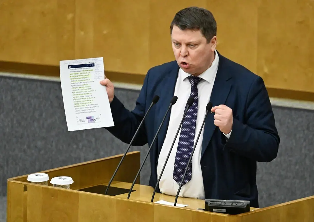 Депутат связывает массовые пожертвования со своей жёсткой позицией по миграционной политике; по его словам, деньги поступали со всей страны.