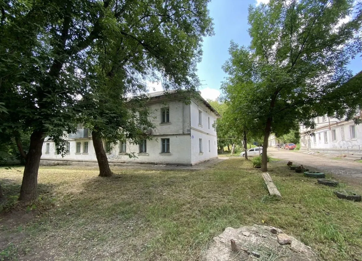В центре Самары выставлено на продажу здание с 22 комнатами и устаревшим ремонтом. Построено в 1953 году, ранее использовалось как многоквартирный дом на восемь квартир.
