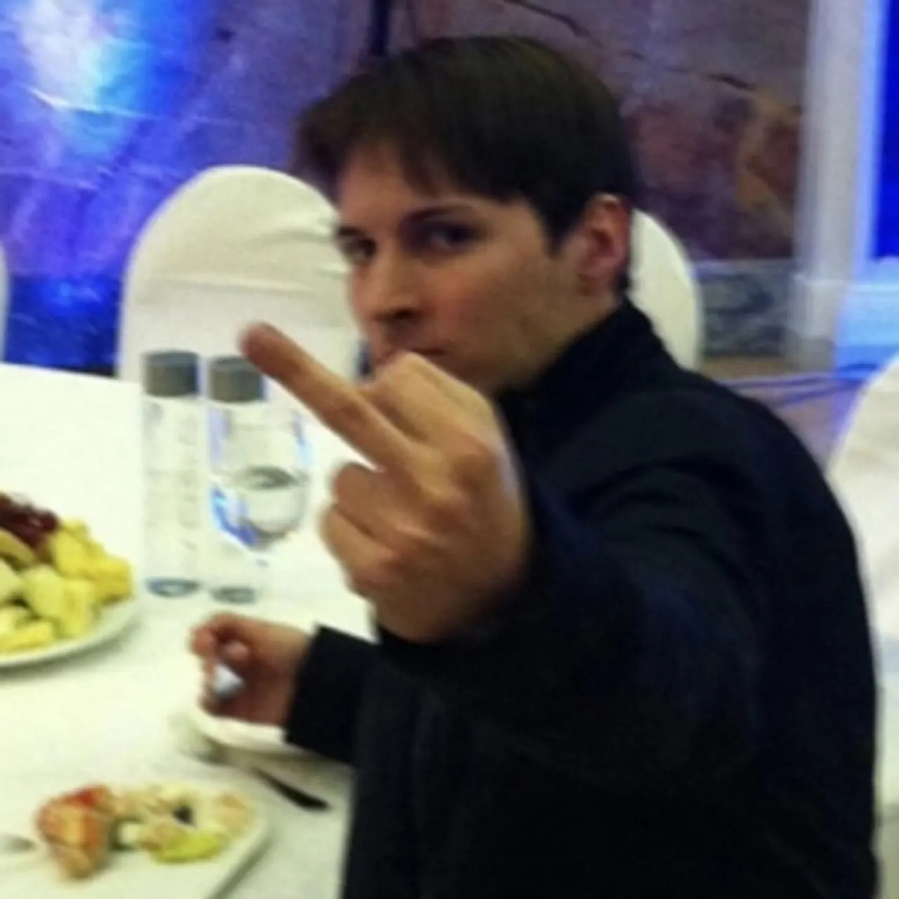 Росфинмониторинг добавил основателя Telegram в список террористов и экстремистов; Дуров и официальный аккаунт мессенджера опубликовали старые провокационные снимки в ответ на обвинения. Уголовное дело связано с работой чат‑бота «Дайвинчик» и задержаниями десятков людей.