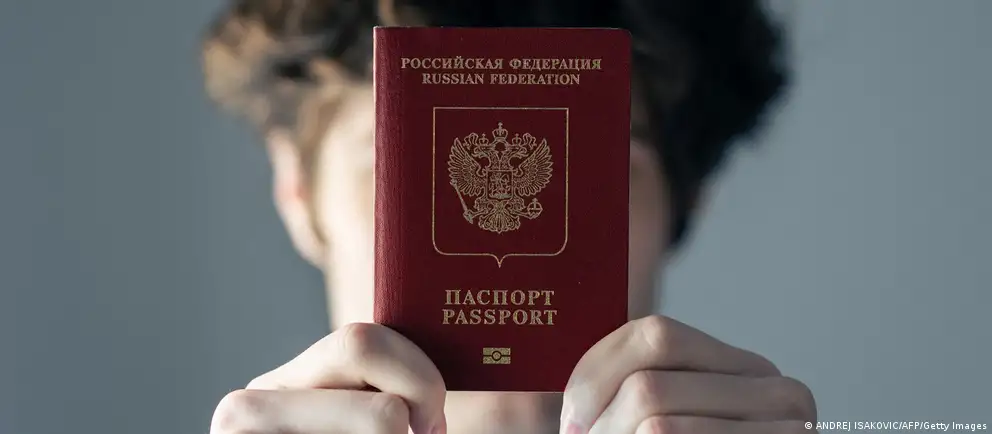 После возражений Франции и Италии предложение о запрете въезда россиян было пересмотрено: ограничение хотят распространить только на лиц, непосредственно участвовавших в боевых действиях в Украине, и в основном на краткосрочные визы, с рядом допущений по гуманитарным и служебным основаниям.