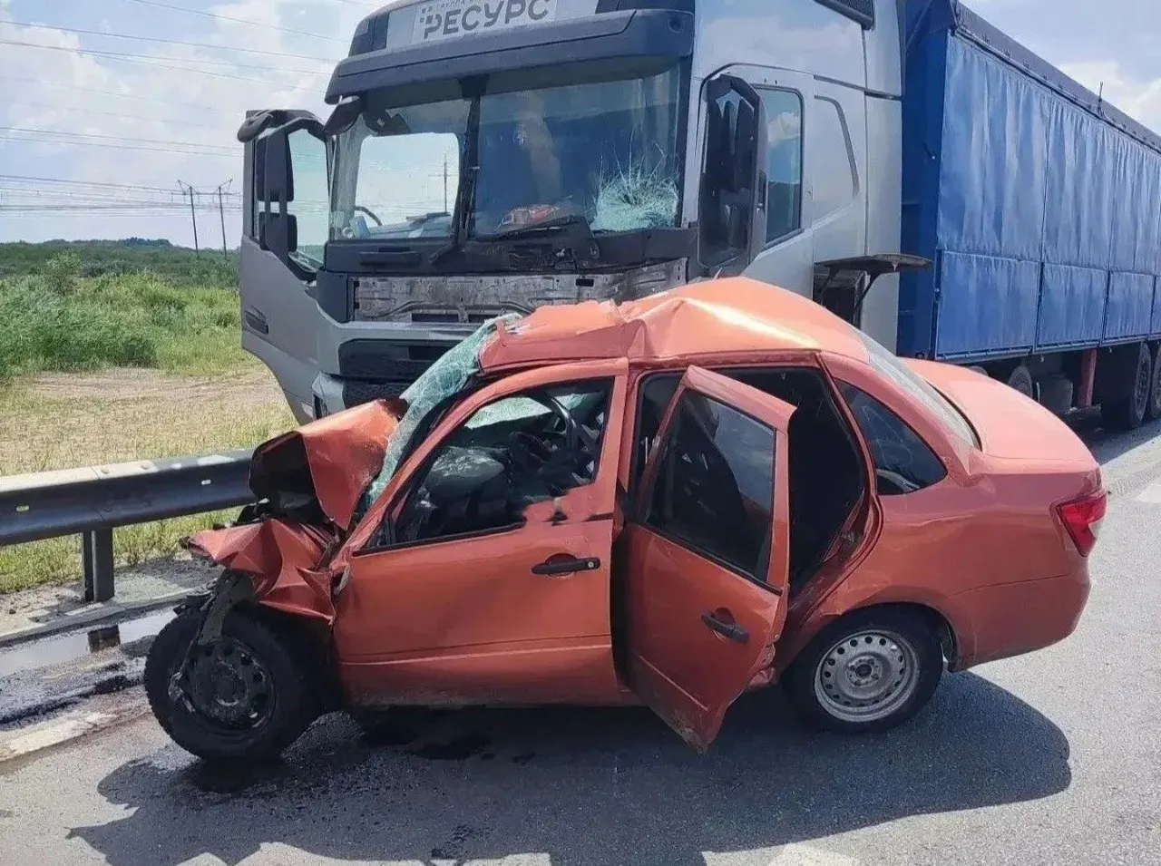 На трассе между Самарой и Волгоградом грузовик врезался в Lada Granta; водитель легкового автомобиля скончался. Детали и причины аварии уточняются.