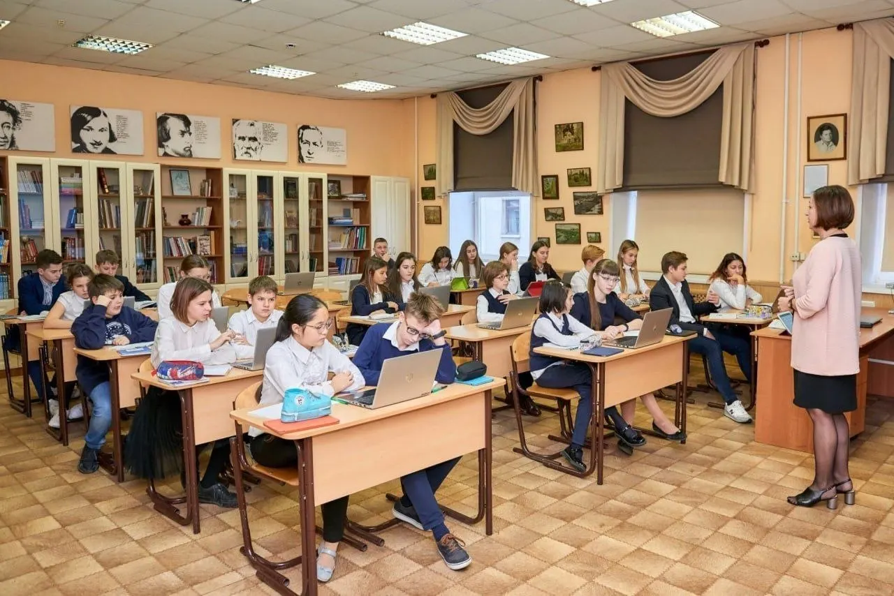 Указ закрепляет особый статус профессии, гарантирует наставничество для новичков, бесплатный доступ к государственным образовательным ресурсам, бесплатную юридическую помощь и присвоение звания «Ветеран труда» за стаж от 25 лет.