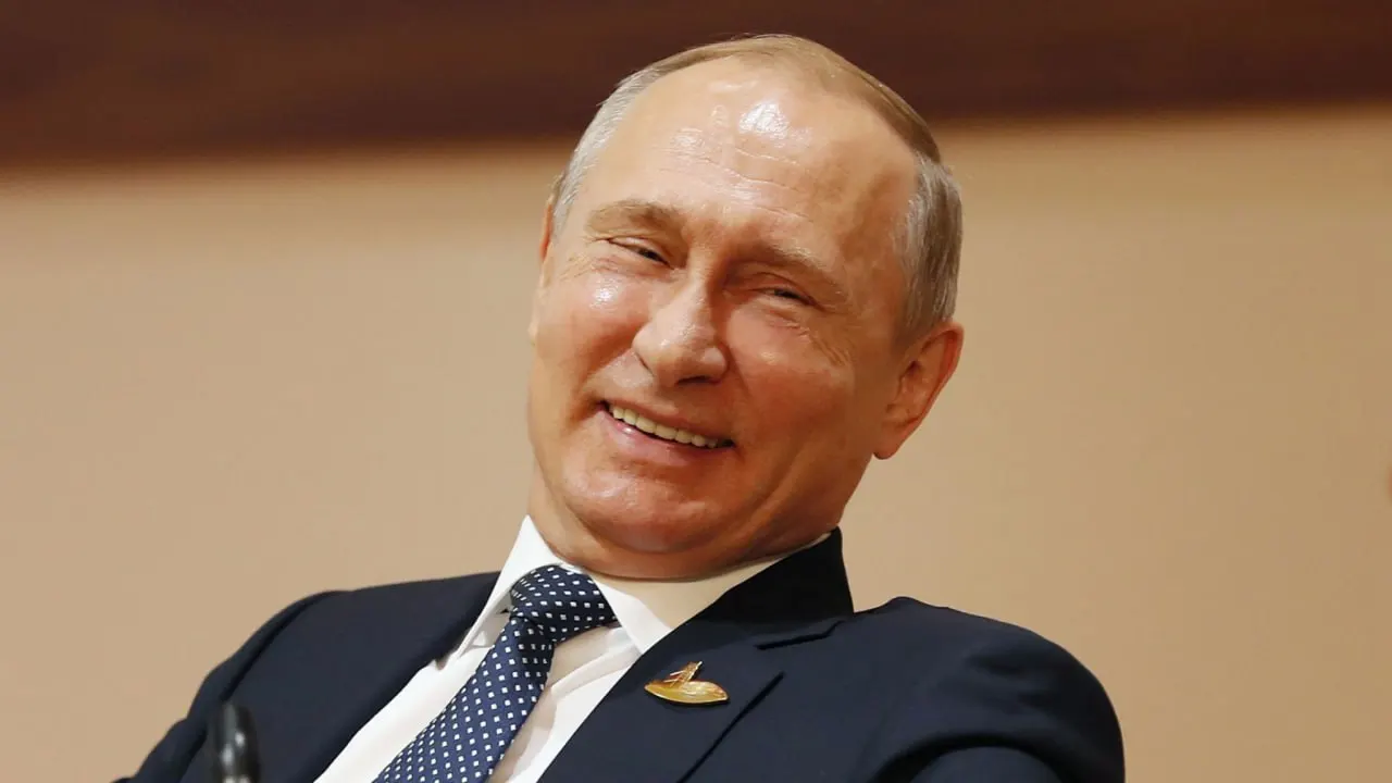Несмотря на статус крупного экспортёра нефти, Россия заявила о закупках бензина из Индии: первые поставки уже отправлены, а власти поручили проработать варианты импорта для стабилизации рынка.