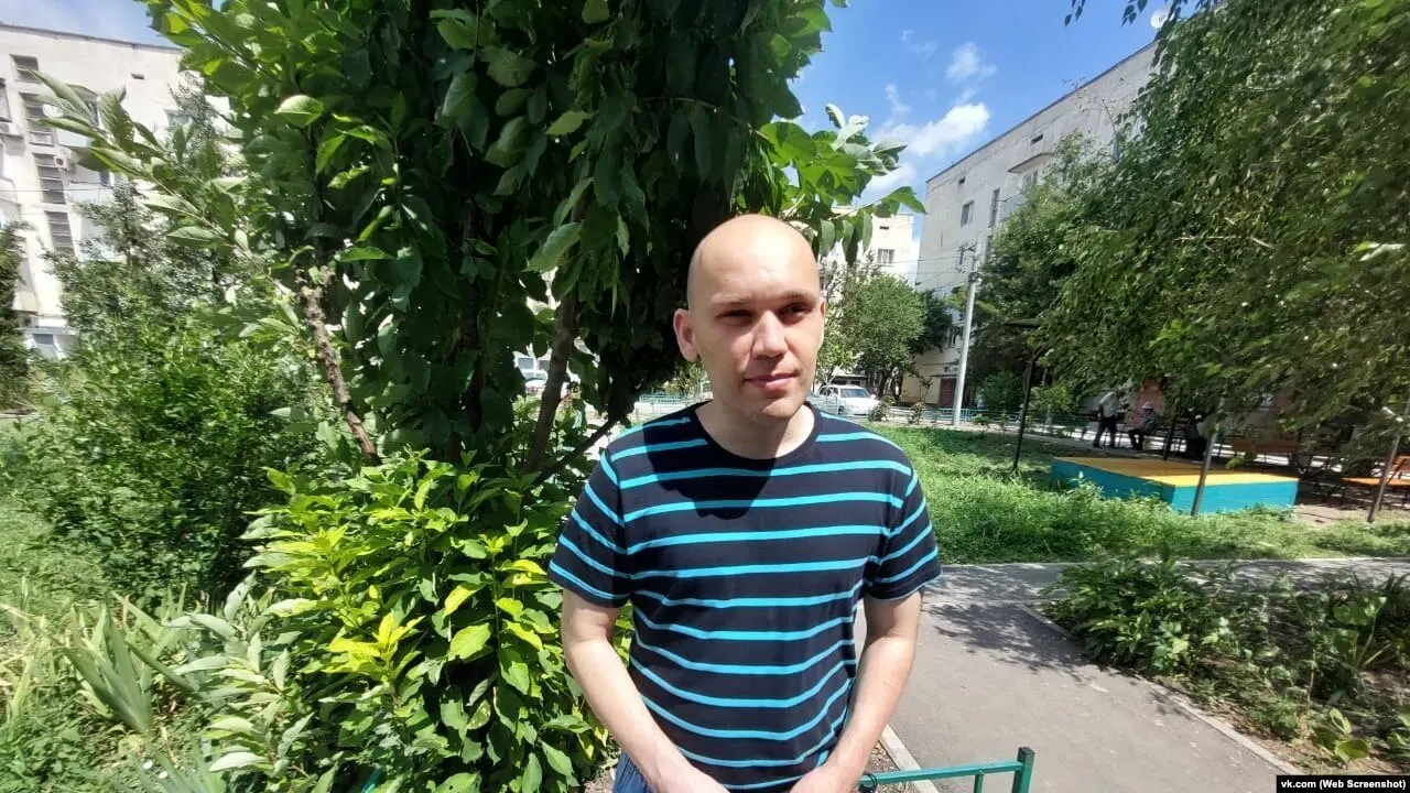 Игоря Никитенко, незрячего жителя Джанкоя, включили в обновлённый список участников «Крымской солидарности». Ему грозит обязательная пометка публикаций, возможные штрафы и даже уголовная ответственность при повторных нарушениях.
