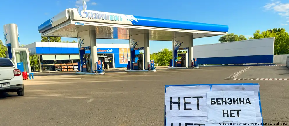 По данным Росстата, в июне индекс производства нефтепродуктов снизился на 21,8% в годовом выражении. Рост цен на бензин и дизель замедлился, но в ряде регионов сохраняется дефицит топлива на фоне ударов по НПЗ.