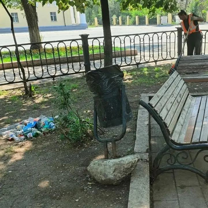 Жители жалуются: битые лавки, вырванные урны и кучи бутылок — дворники убирают мусор ежедневно, обещанных полицейских патрулей нет.