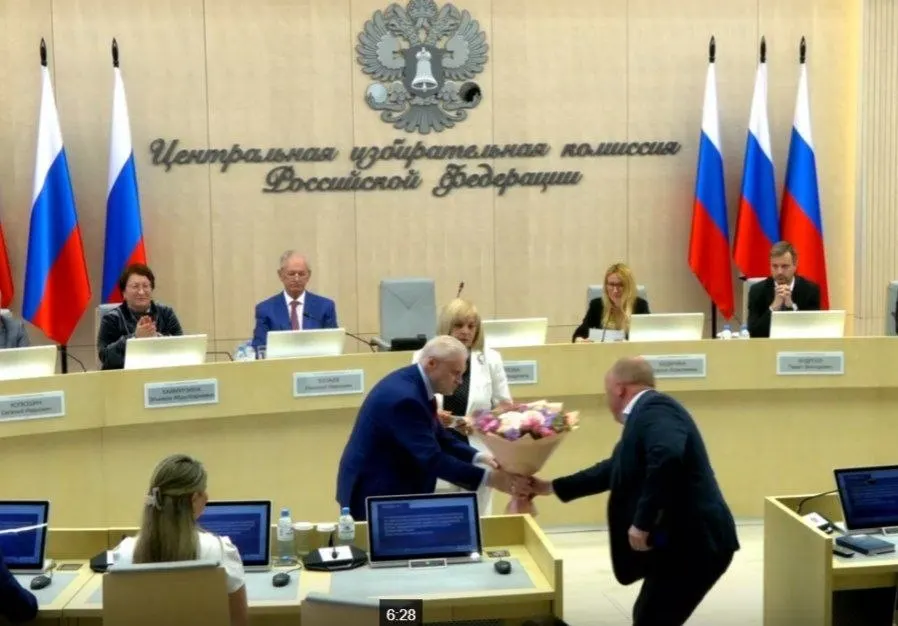 На заседании Центризбиркома подтвердили списки «СР», выдали удостоверение кандидату и назначили 43 финансовых уполномоченных партии «Яблоко» в 42 регионах. Все решения были приняты единогласно.