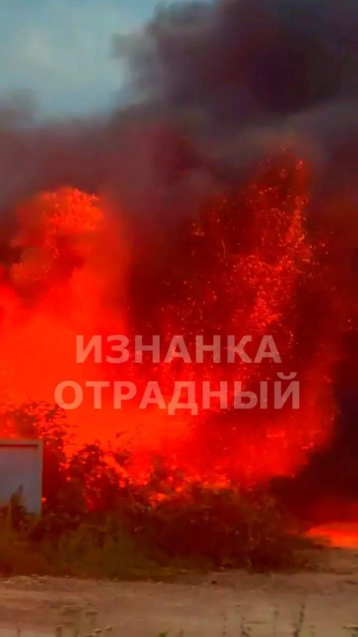 Инцидент на улице Целинной: дети бросили пиротехнику в жилой дом, сведения о пострадавших и масштабах возгорания уточняются.
